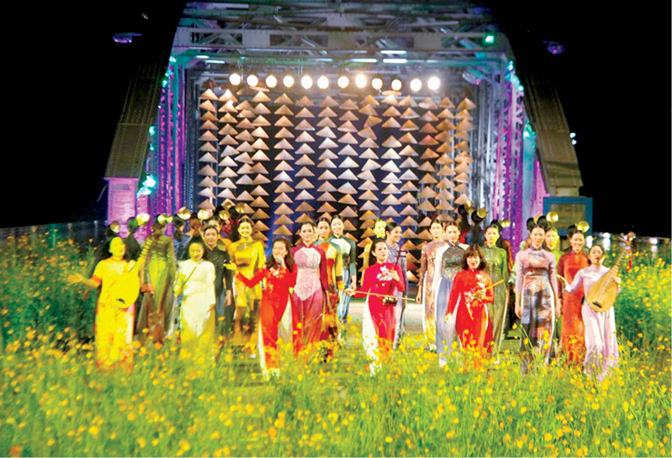 Trình diễn áo dài tại Festival Nghề truyền thống Huế 2019